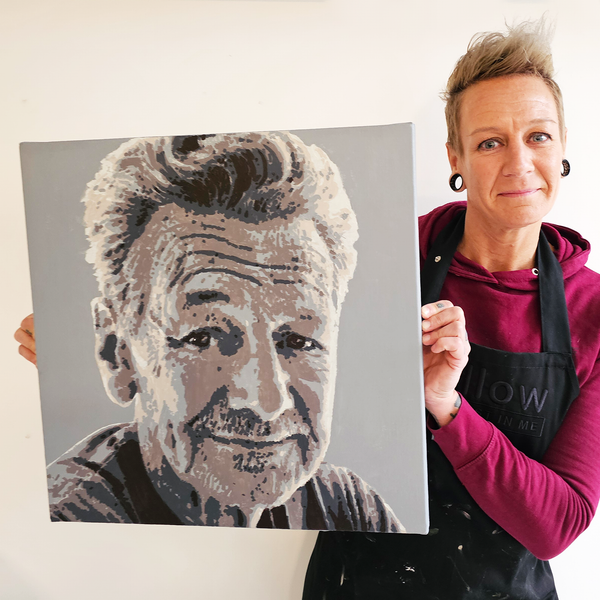 Een schilder met haar portret van een oudere man